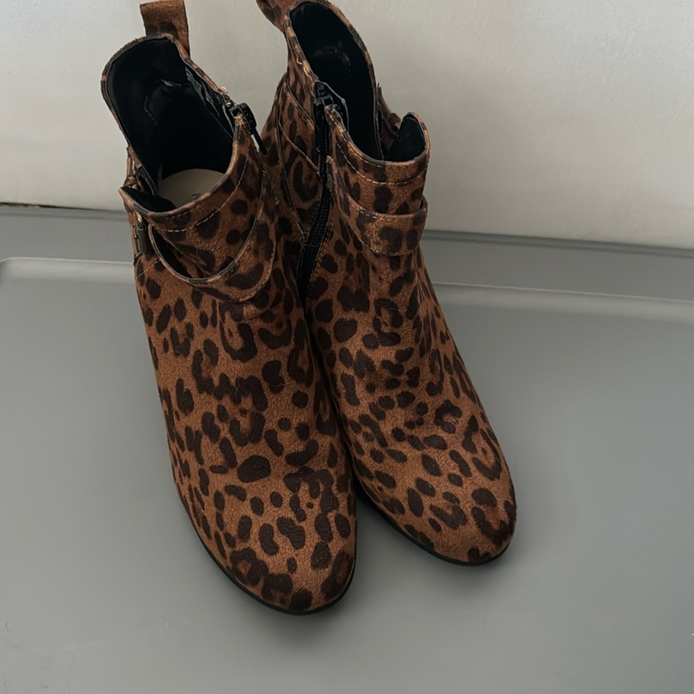 Women’s size 9 time & tru ankle bootie in brown and black leopard print. EUC